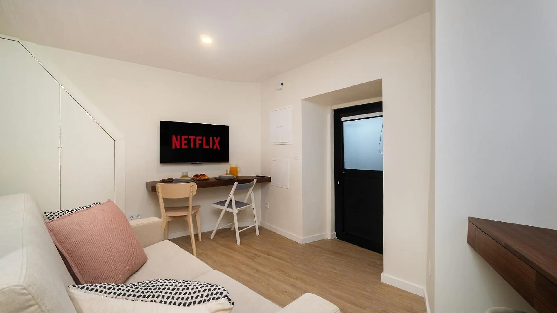 Apartment Whome Explore Lisbon From A Cozy Base In Alfama