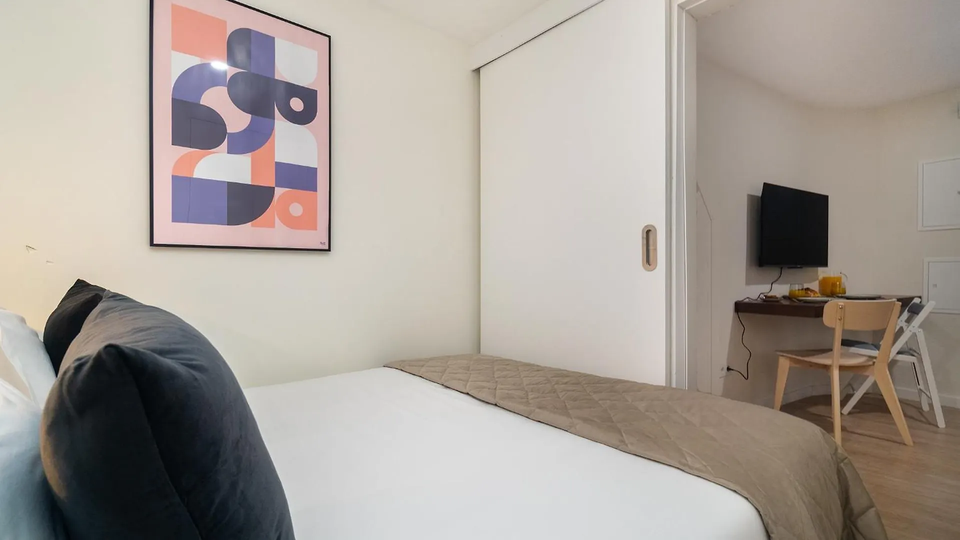 Apartment Whome Explore Lisbon From A Cozy Base In Alfama