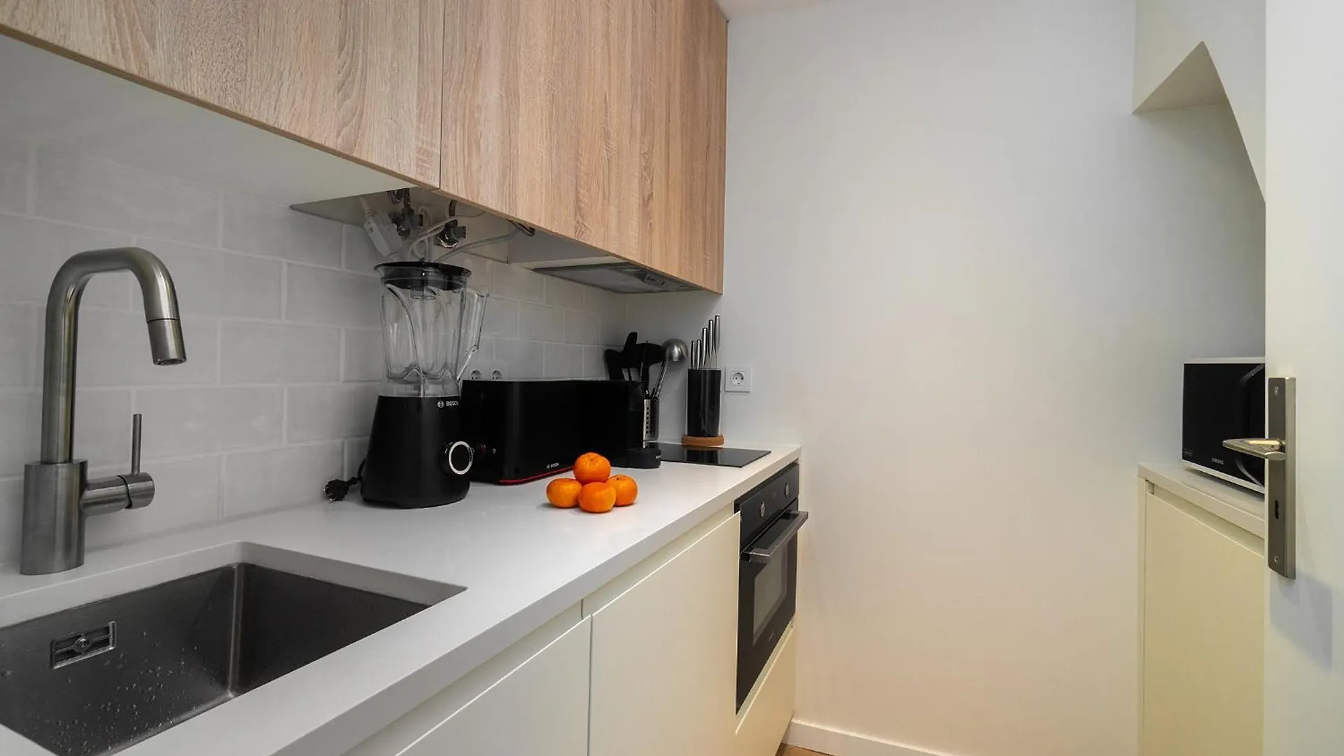 Whome Explore Lisbon From A Cozy Base In Alfama Apartment